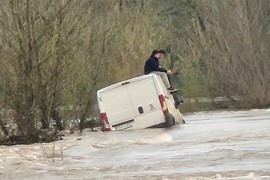 Ignorisali upozorenja pa završili u bujici: Spaseni sa krova kombija ...