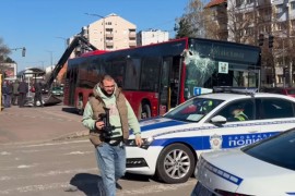 Autobus sletio sa kolovoza i udario u stajalište u Srbiji, jedna osoba ...