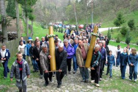 Jedinstveni pravoslavni običaj: Ratarske svijeće stižu u manastir ...