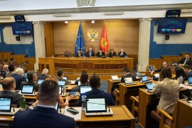 Skupština Crne Gore odbila srpsku trobojku