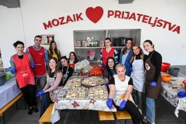 Zaposleni ATOS Banke pripremali hranu za korisnike "Mozaika ...