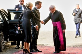 Makron sa suprugom posjetio Vatikan, papi donio neobične poklone