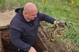 Vladica sišao u zmijsko carstvo: Ovaj prizor nije za svakoga (VIDEO)