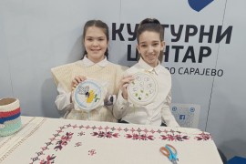 Djevojčice Mia i Sofija čuvaju tradiciju veza u modernom dobu