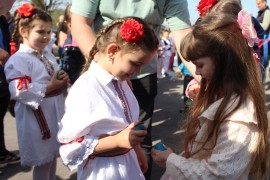 Vaskršnje svečanosti u Bakincima: Djeca u kolu, stariji u publici ...