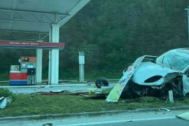 Automobilom uništio tablu s cijenama ispred benzinske pumpe