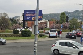 Udes u Banjaluci: Auto završio u ogradi dvorišta Gimnazije