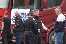 Crnogorski prevoznici blokirali teretni saobraćaj na granicama (VIDEO)