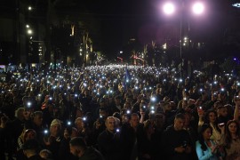 Protesti ispred zgrade Vlade u Tirani, demonstranti bacali Molotovljeve ...