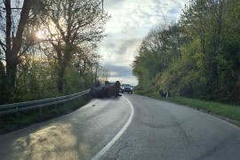 Udes na putu Banjaluka - Manjača: Auto završio na krovu