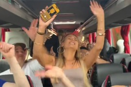 U busu punom Nijemaca zapjevala Dubiozin hit i postala senzacija (VIDEO)