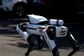 Psi roboti čuvaju polja kukuruza u Americi (VIDEO)