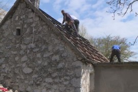 Humanost ujedinila Gacko: Komšije renoviraju kuću Milovićima (VIDEO)