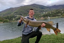 Jezero dalo kapitalca: Mladi Nikola Savić izvukao štuku od skoro 7 kg ...