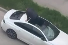 Nevjerovatne scene u Tuzli: Uništavao auto, pa propao kroz krov (VIDEO)