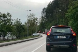 Sudar tri automobila: Žena povrijeđena, saobraćaj potpuno obustavljen