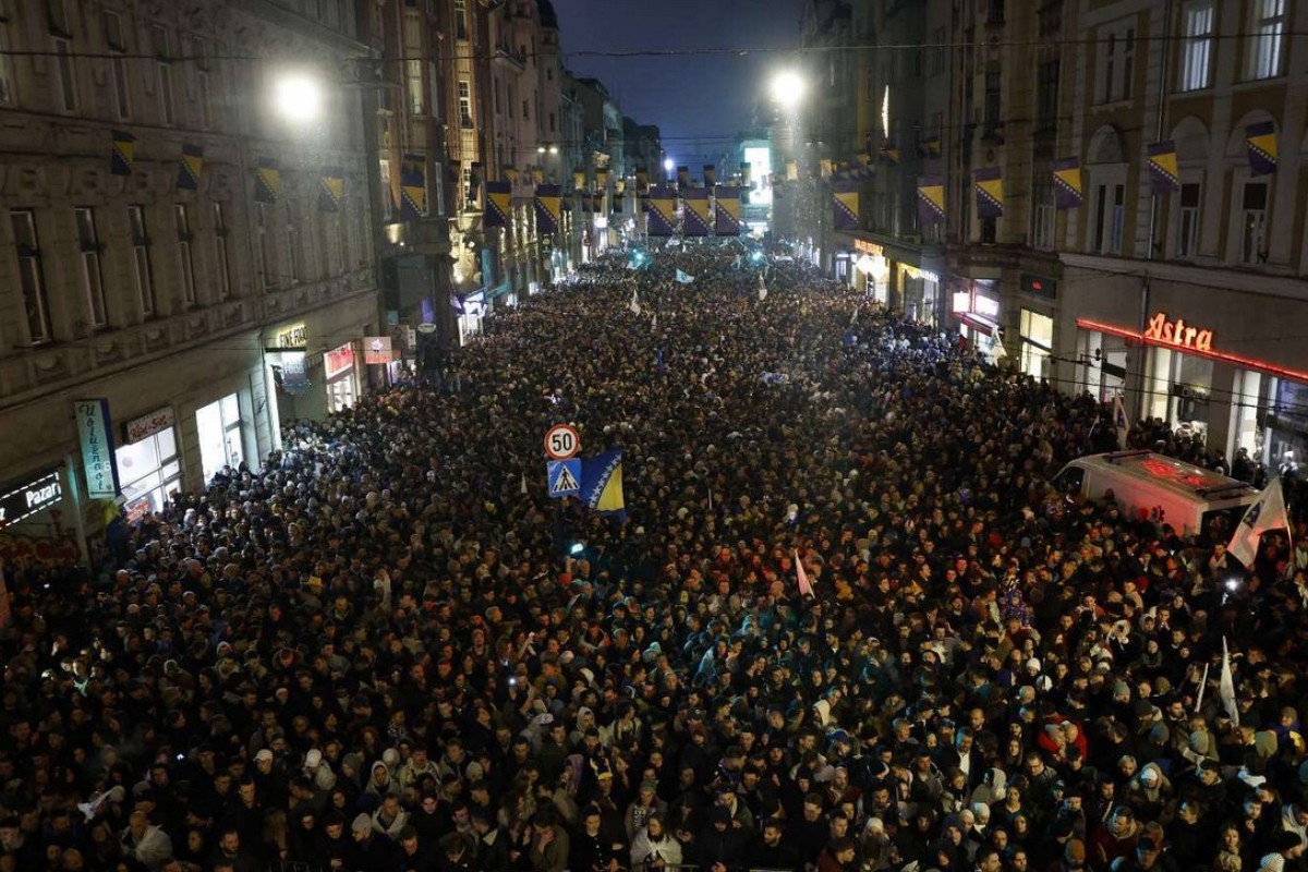Sarajevo nije spavalo: Desetine hiljada ljudi dočekalo "zmajeve" (VIDEO)