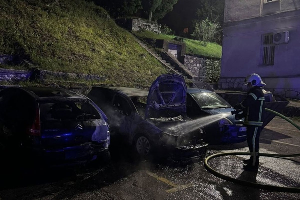 Dvije osobe uhapšene zbog podmetanja požara na više vozila u dvorištu škole