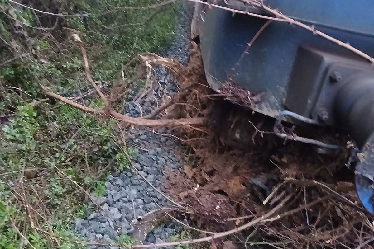 Putnički voz Željeznica Republike Srpske naletio na odron (FOTO)