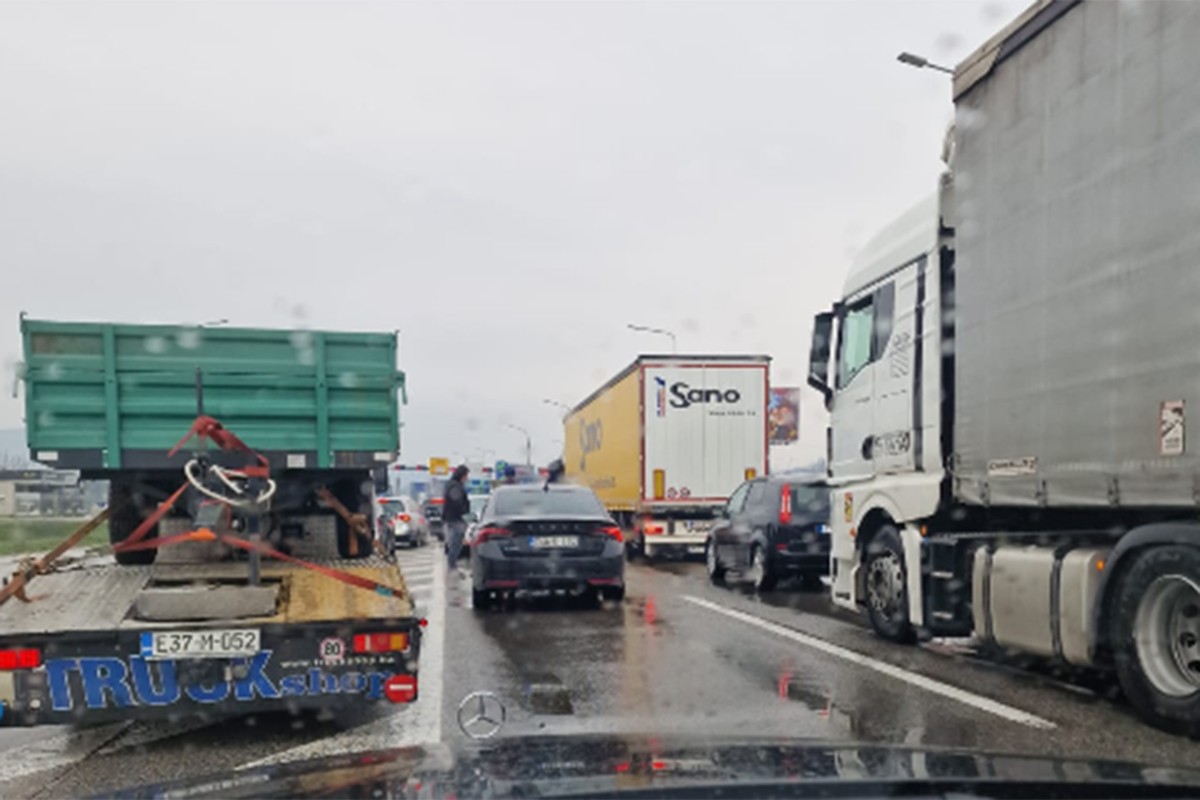 Sudar tri auta na ulazu u Banjaluku (FOTO)