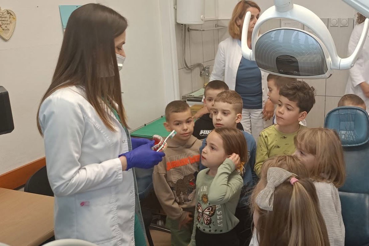 Mališani iz vrtića "Naša djeca" učili o zdravom osmijehu