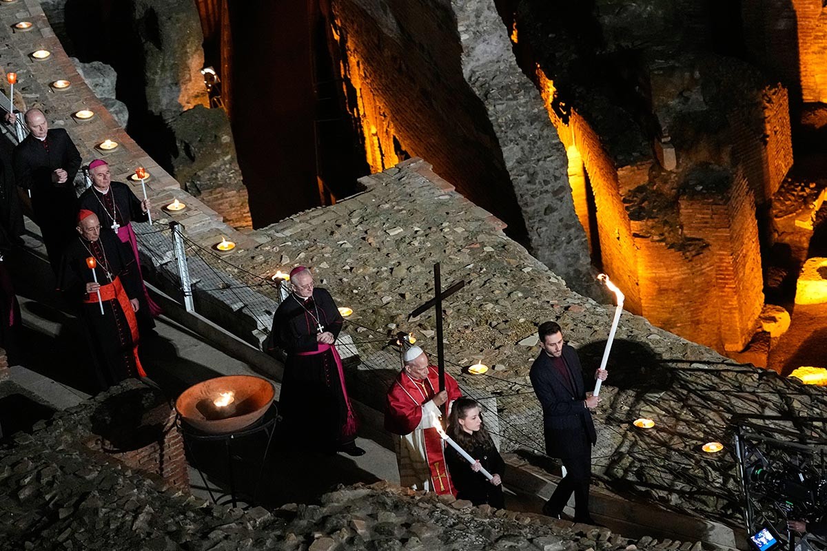 Koloseum u svjetlosti svijeća: Papa Lav XIV lično nosio krst na Krsnom putu