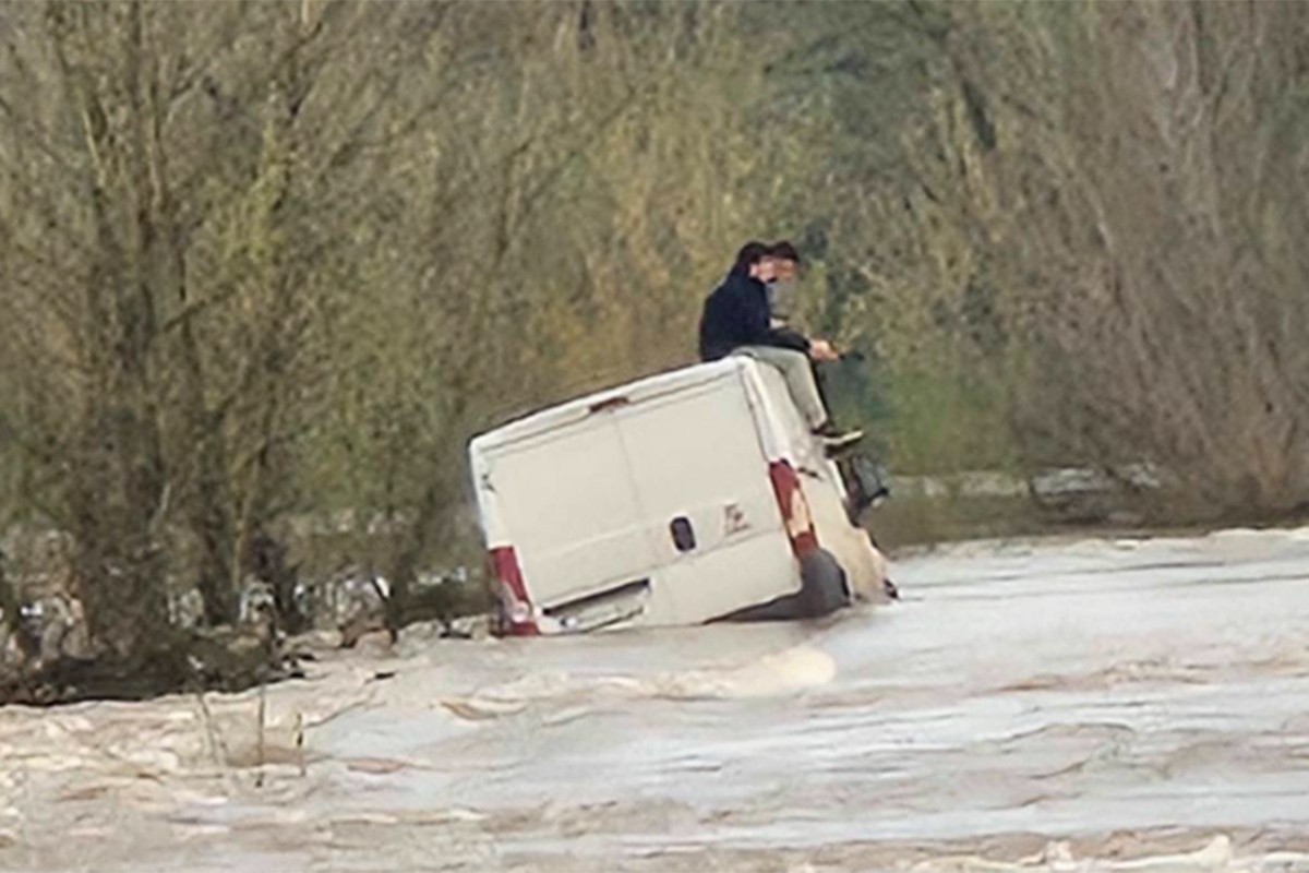 Ignorisali upozorenja pa završili u bujici: Spaseni sa krova kombija (FOTO)