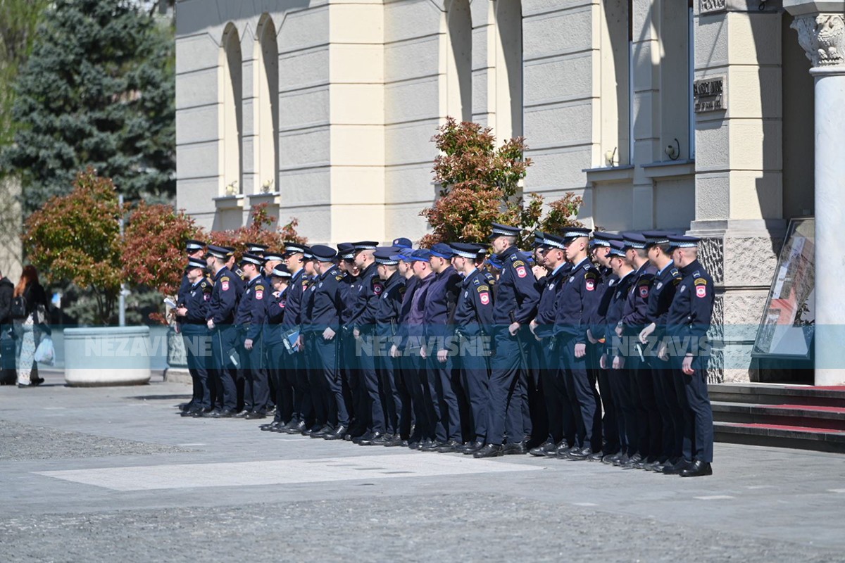 Pripreme za dolazak Trampa Mlađeg: Postrojavanje policije u Banjaluci (VIDEO)