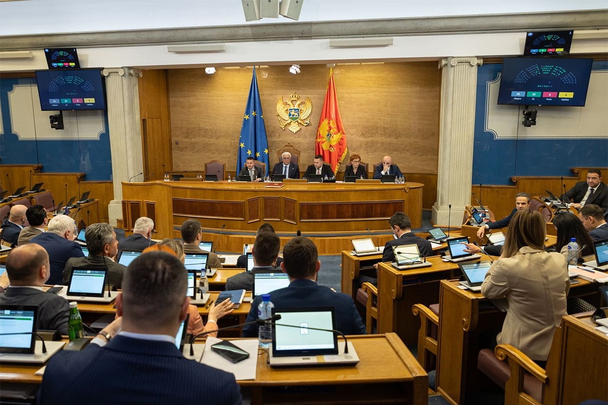 Skupština Crne Gore odbila srpsku trobojku