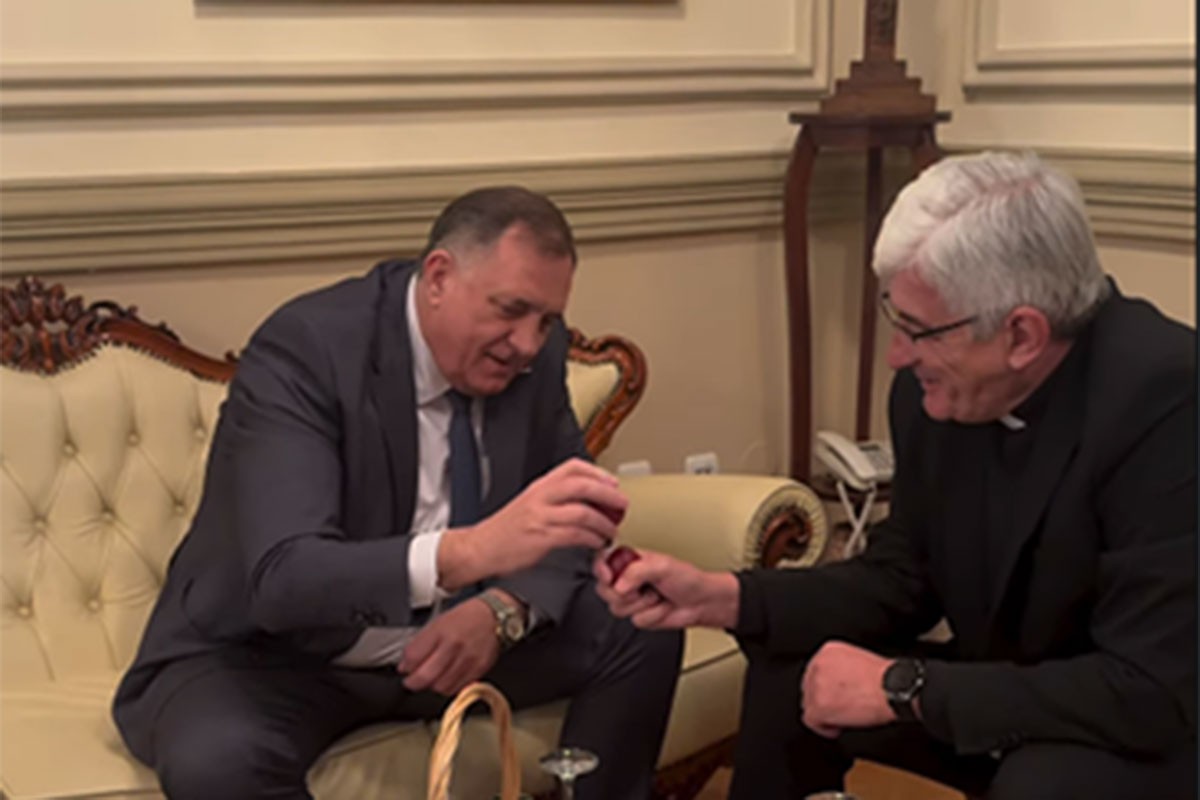 Biskup Majić i Dodik potucali se jajima, ko je pobijedio?
