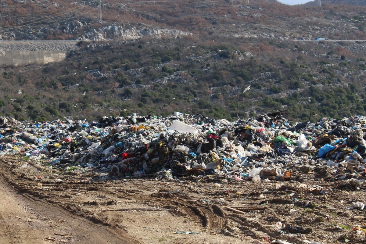 Požar na trebinjskoj deponiji uglavnom ugašen