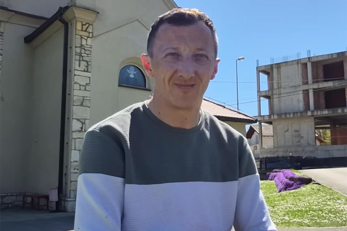 Gest sveštenika oduševio mnoge i postao viralan: Zvona za pobjedu BiH (VIDEO)