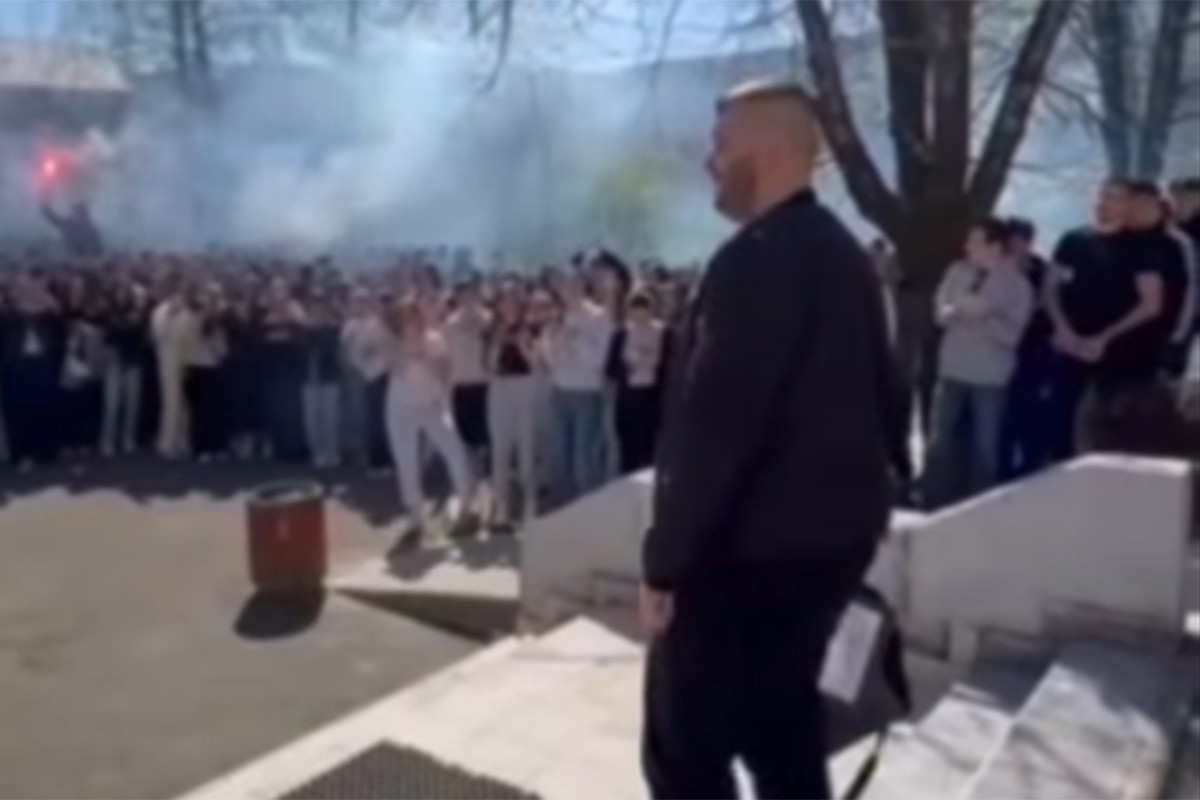 Učenici škole u Banjaluci priredili emotivan oproštaj profesoru Anelu Hajiriću  (VIDEO)