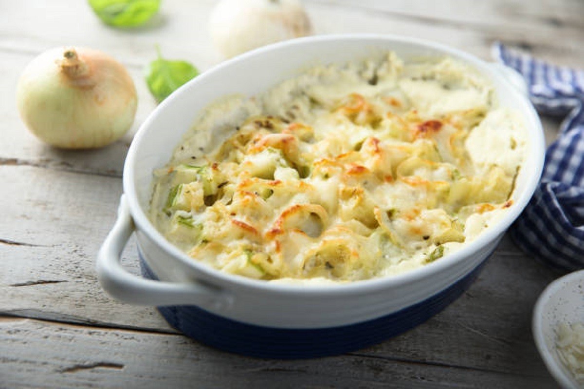 Kremasta musaka s lukom i tri vrste sira