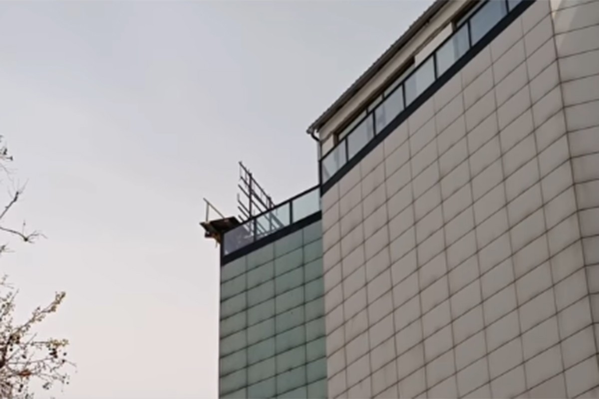 Pala skela sa tržnog centra u Novom Sadu, povrijeđena žena (VIDEO)