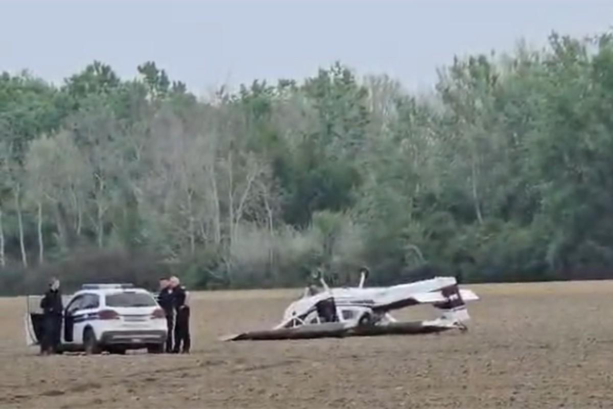 Avion sletio u polje u Hrvatskoj, završio na krovu (FOTO)