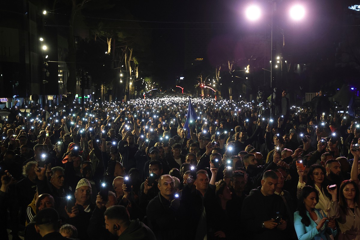 Protesti ispred zgrade Vlade u Tirani, demonstranti bacali Molotovljeve koktele