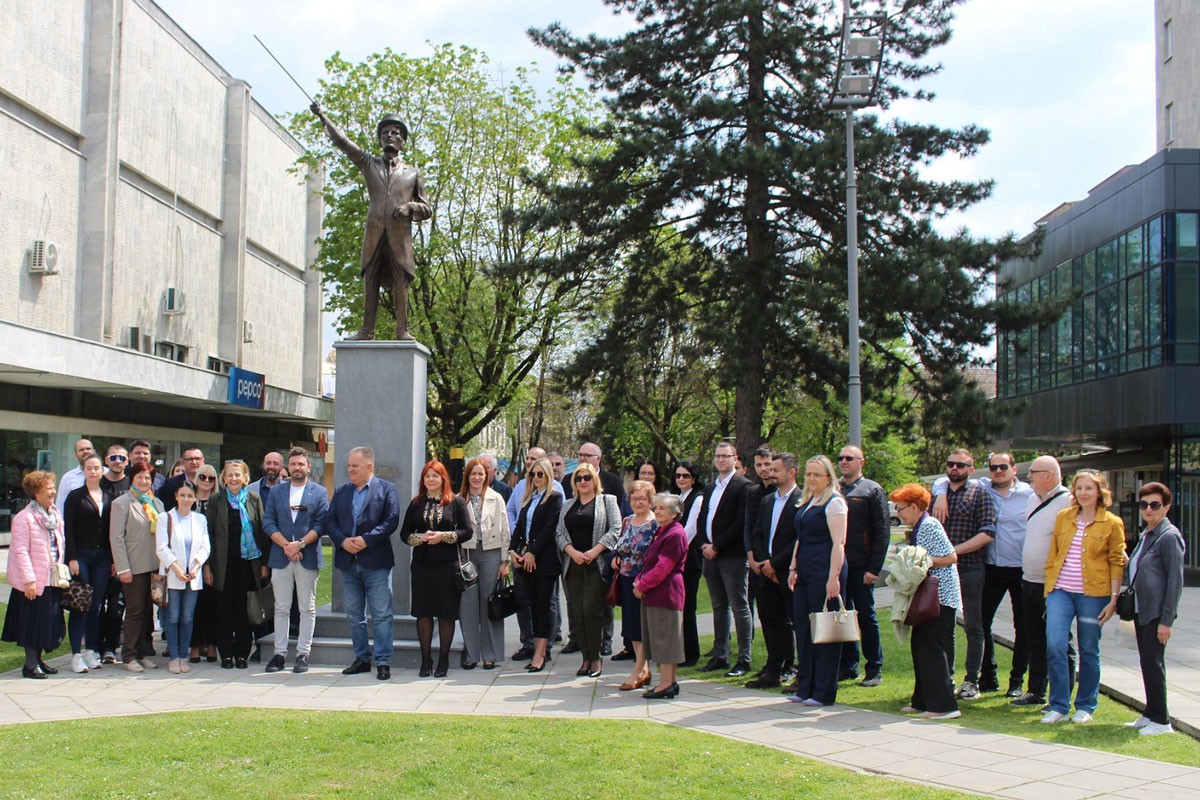 Otkriven spomenik Nikoli Tesli u Gradišci