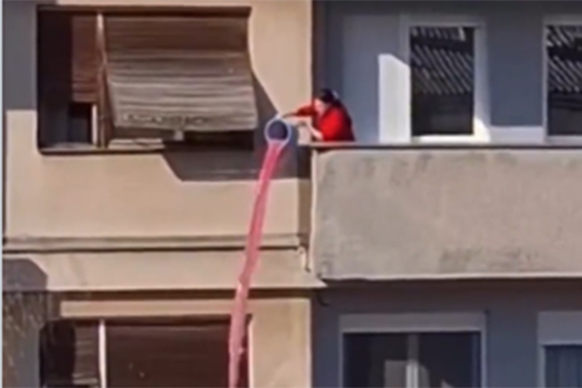 Žena u Srbiji sa terase sipala roze tečnost, komšije sumnjaju da je rasol (VIDEO)