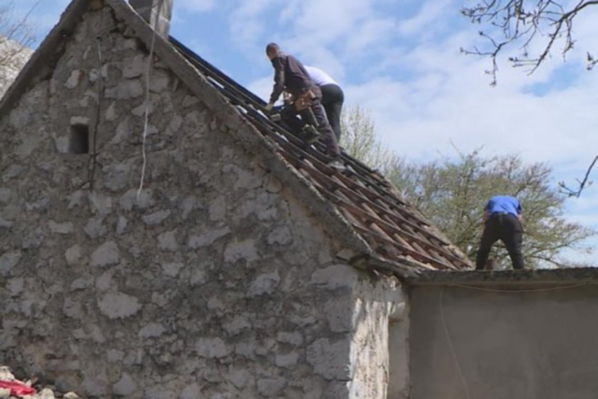 Humanost ujedinila Gacko: Komšije renoviraju kuću Milovićima (VIDEO)