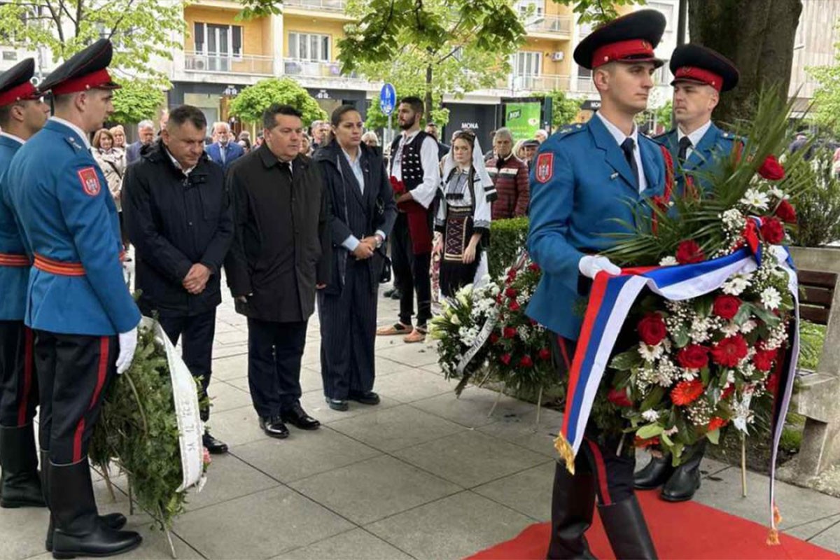 Položeni vijenci na spomenik 12 beba u Banjaluci