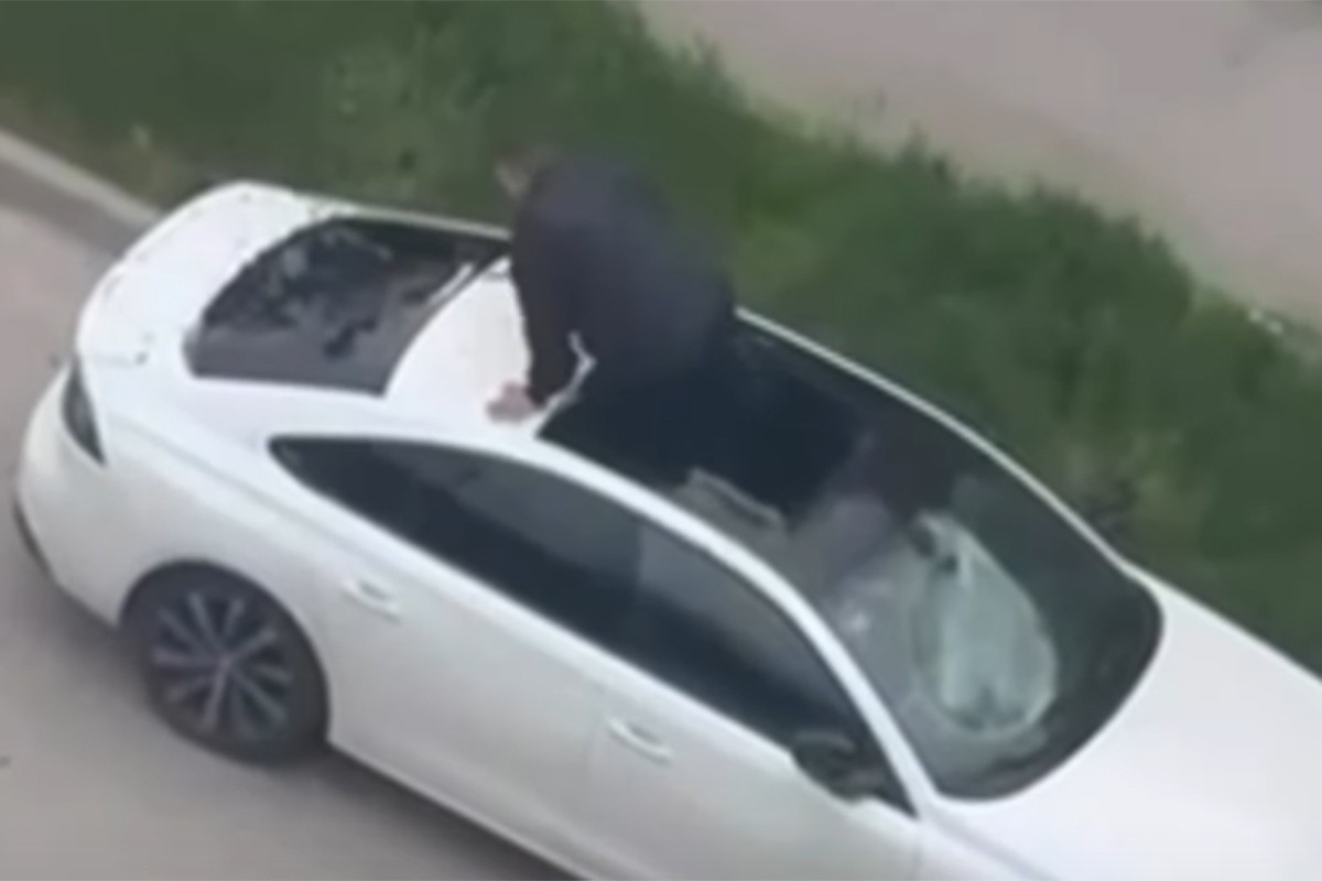 Nevjerovatne scene u Tuzli: Uništavao auto, pa propao kroz krov (VIDEO)