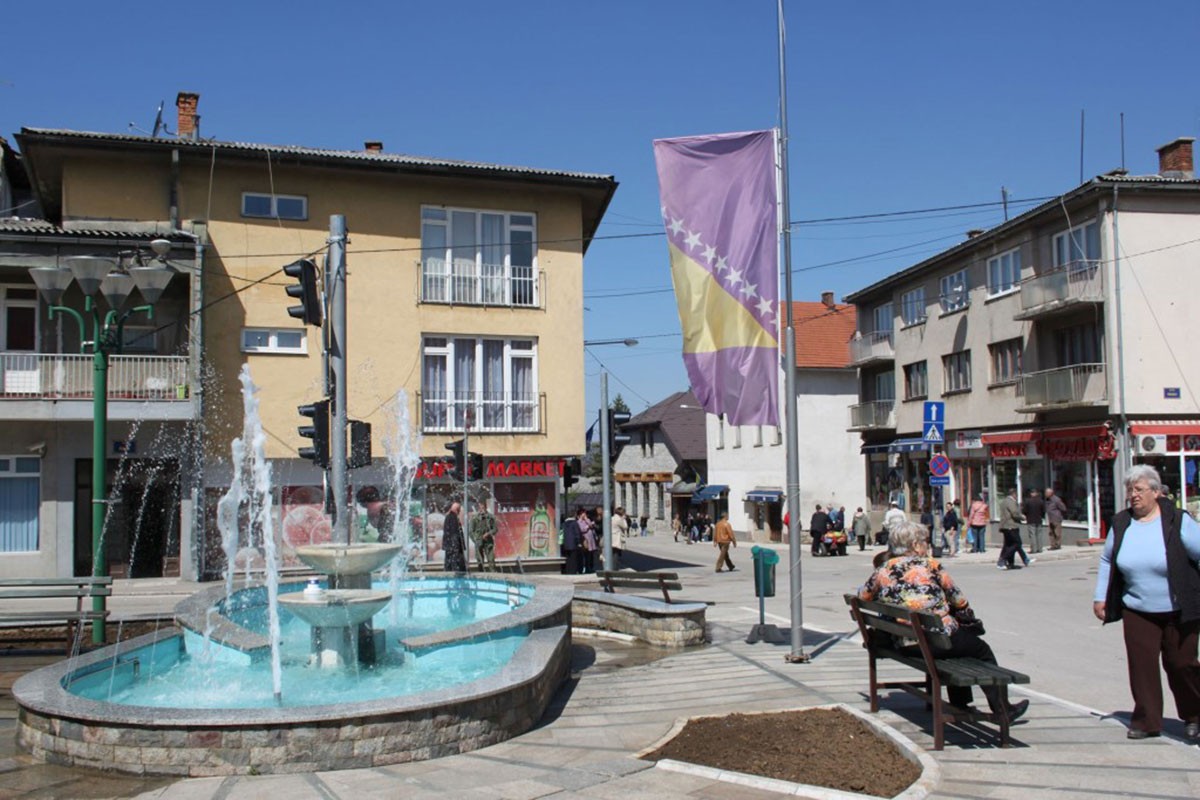 Davidović: Drugima projekti, putevi i razvoj - Bosanskom Petrovcu otpad