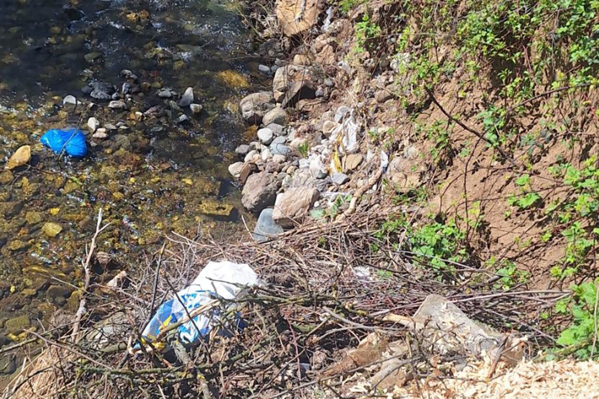 Perje od zaklanih pilića završilo u rijeci Kruševici (FOTO/VIDEO)
