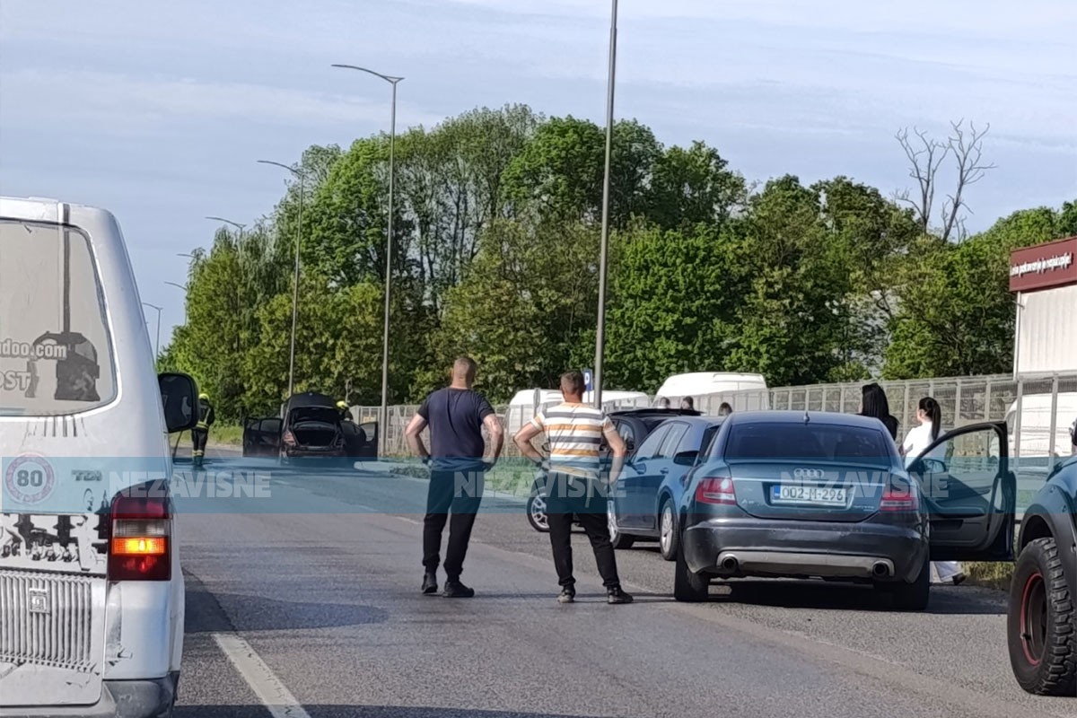 Zapalio se automobil kod Prijedorske petlje u Banjaluci, stvorene ogromne gužve