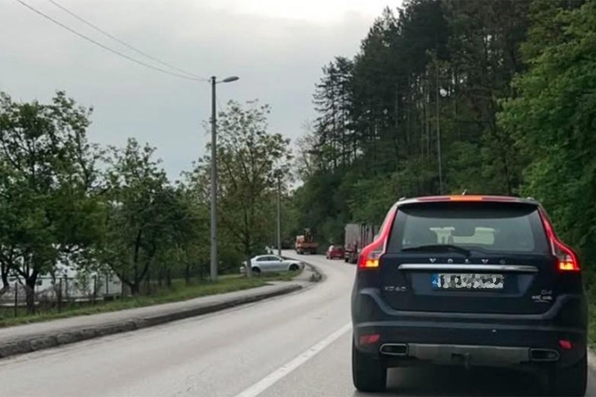 Sudar tri automobila: Žena povrijeđena, saobraćaj potpuno obustavljen