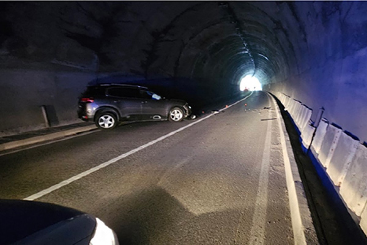 Težak sudar u tunelu: Četiri osobe povrijeđene, saobraćaj obustavljen