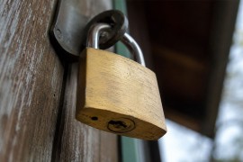 Znate li čemu služi mala rupa na dnu katanca?