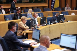 Komisija usaglašava dva različita teksta zakona o platama