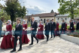 Matura 3. generacije Medrese: Mladost i ljepota prošetala Banjalukom ...